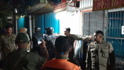 Langgar Perda, Satpol PP Surabaya Tertibkan Pedagang Pakaian Bekas di Jalan Ngaglik
