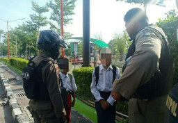 Satpol PP Surabaya Sisir Pelajar Bolos Sekolah di Warkop hingga Taman