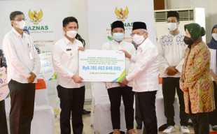 Wapres Serahkan Manfaat Program dan Beasiswa BPJAMSOSTEK Sejumlah Rp2,2 M