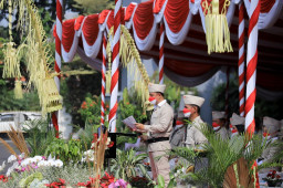Hari Pahlawan, Wali Kota Eri Pimpin Upacara hingga Tabur Bunga di TMP