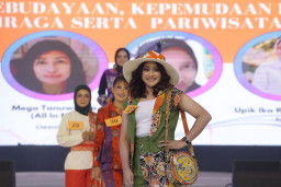 Gelar Fashion Show di HUT Ke-24, DWP Kota Surabaya Libatkan 28 UMKM Jahit Padat Karya