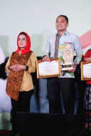 Wali Kota Eri Cahyadi Terima Penghargaan Pembina Koperasi Andalan