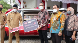 Busrul Iman Serahkan CSR Bank Jatim Peduli Kepada Pemkab Bangkalan