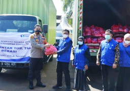 AKBP Rama Wakapolres Bekasi Kota Sambut Bantuan Paket Sembako dari PT. Siantar Top
