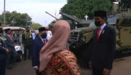 HUT TNI,  Jokowi Ajak Istri Naik Kendaraan Tempur