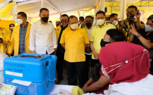 Tinjau Vaksinasi di DPD Golkar Surabaya, Wali Kota Eri Dinilai Hebat