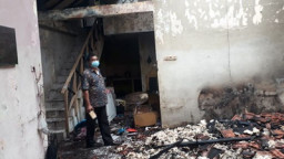 Taruh Lilin di Samping Tempat Tidur, Satu Rumah Ludes Terbakar