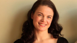 Artis Cantik Ini Stroke setelah Disuntik Vaksin Astrazeneca