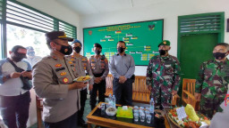 Kapolres Tanggamus Berikan Bantuan Semen untuk Mushola Koramil Cukuh Balak