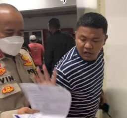 Debt Collector yang Pakai Kaos Lorek Biru Putih, Ditangkap Polisi saat Tidur