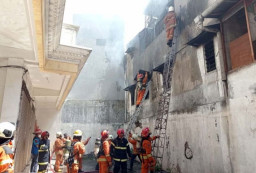 Gudang Dekat Pasar Genteng Terbakar, 1 Meninggal dan 3  Luka-Luka