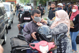 Bersama Komunitas Warga, Wabup Lisdyarita Bagi Masker dan Takjil