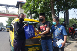 Dengan Prokes Ketat, PWI Sidoarjo Bagikan Bingkisan ke Sopir Angkot