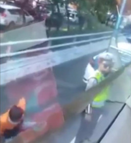 Viral! Video Oknum Polisi Tarik Kondektur Bus hingga Meringis Kesakitan