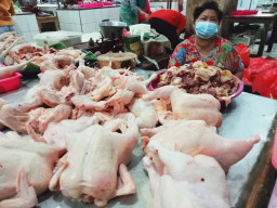 H+2 Lebaran, Harga Daging Ayam di Kota Madium Naik
