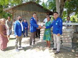 GAMKI Serahkan Bantuan untuk Korban Bencana Badai di NTT