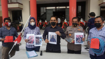 Tuding Malas-malasan, Firdaus Setrika Pembantunya