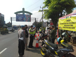 Polres Bekasi Kota Bersama 3 Pilar Lakukan Penyekatan di Simpang Tong Yang