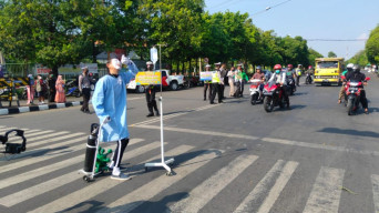 Polres Tuban Gelar Teaterikal Tentang Bahaya Corona di Perempatan Patung