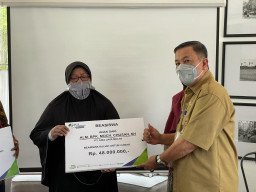 Ketua DPRD Gresik Serahkan Beasiswa Anak Almarhum Peserta BPJAMSOSTEK