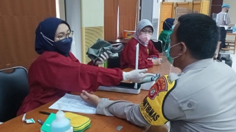 Polres Bekasi Kota Berikan 200 Dosis Sinovac Tahap 1 bagi Keluarga Anggota