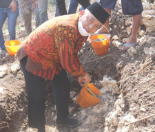 Bupati Malang Meletakkan Batu Pertama Pembangunan Ponpes Fastabiqu Al Khoirot