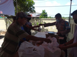 Polsek Jatisampurna Berbagi pada  Warga yang Terdampak Covid