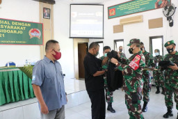 Dandim 0816 Sidoarjo Sematkan Jaket pada Wartawan
