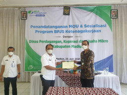 BPJamsostek dan Disperindagkop-UM Kabupaten Madiun MoU Lindungi Pekerja Kontrak