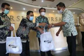 Serius Cegah Covid-19, BPJAMSOSTEK Surabaya Rungkut Serahkan Bantuan APD