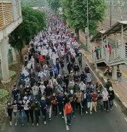 Polisi Bubarkan Ribuan Pendukung HRS dengan Gas Air Mata