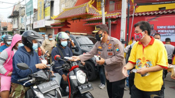 Aksi Simpatik Polresta Sidoarjo Edukasi Prokes di Sekitar Tempat Ibadah