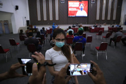 Masyarakat Berbondong-bondong Datangi Gerai Vaksinasi Presisi di Polrestabes Surabaya