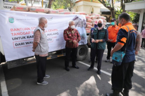 Wali Kota Batu Serahkan Bantuan 200 Sak Semen bagi Korban Bencana di Kabupaten Malang