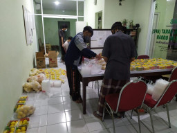 Perkuat Imun, Takmir dan UPZ AlQodar Bagikan Paket Suplemen