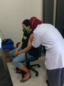 DPRD Surabaya Lakukan Pendampingan Vaksinasi Warga