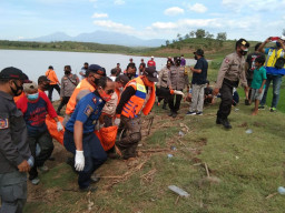Brimob Madiun Terjunkan Tim SAR Bantu Pencarian Korban Tenggelam di Waduk Dawuhan