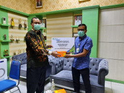 BPJAMSOSTEK Madura Bagi-Bagi Masker dan Multivitamin