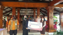 Bank Jatim Kota Batu Berikan Bantuan 200 Paket Sembako di Masa PPKM Darurat