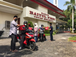 Masjid Untag Beri Bantuan Sembako Bagi Warga Isoman