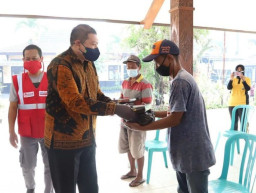 Wabup Malang Salurkan CSR dari Alfamart kepada Petugas Kebersihan