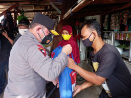 Kapolda Metro Jaya Beri Bantuan Sembako Kepada Warga Depok