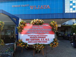 Support Nakes, Pemkot Kirim Karangan Bunga Ke Seluruh Puskesmas dan RS di Surabaya