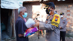 Kapolresta Sidoarjo Turun Langsung Door to Door Bagikan Daging Qurban