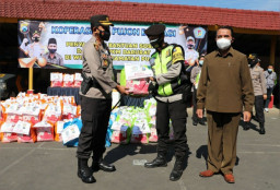 Kopsae Pujon bersama Kepolisian Salurkan Bansos Dampak PPKM Darurat