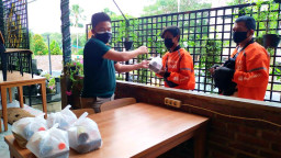 Pemilik Jamu Herbal Akar Dewa Bagikan Produknya Untuk Tingkatkan Imun Lawan Covid-19