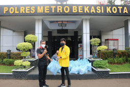 Warga Antusias Sambut Bantuan Sembako Polres Bekasi Kota