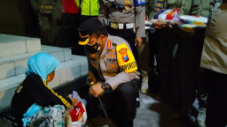 Kapolresta Sidoarjo Pimpin Patroli Skala Besar Sambil Bagikan Bansos