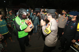 Kapolda Jatim Bagikan Bansos dan Ajak Masyarakat Satu Pemikiran