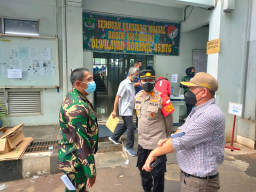 AKP Samsono Tinjau Langsung Program Vaksin Massal TNI di 2 Perusahaan